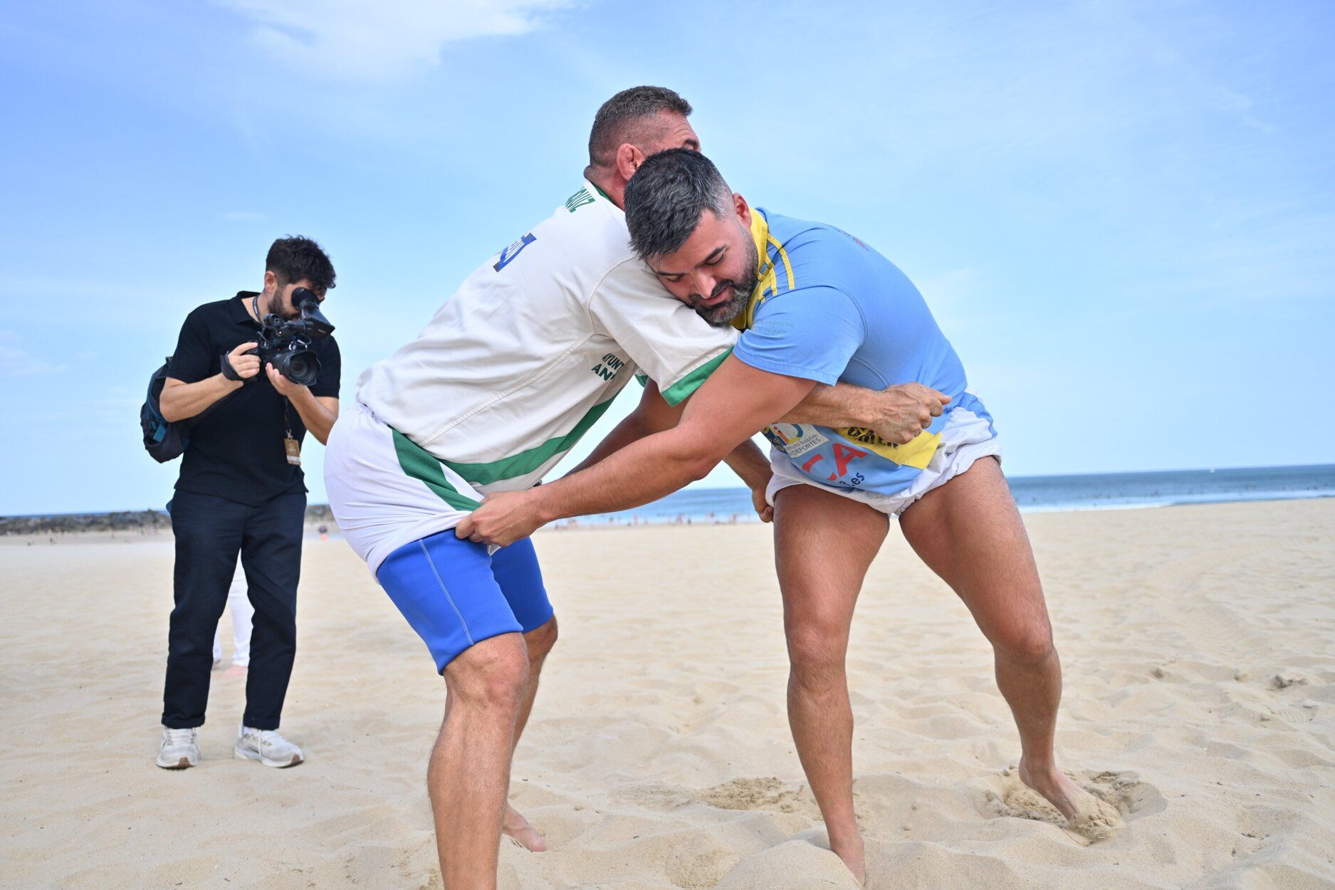 Espectacular exhibición de lucha canaria en la playa de la Zurriola