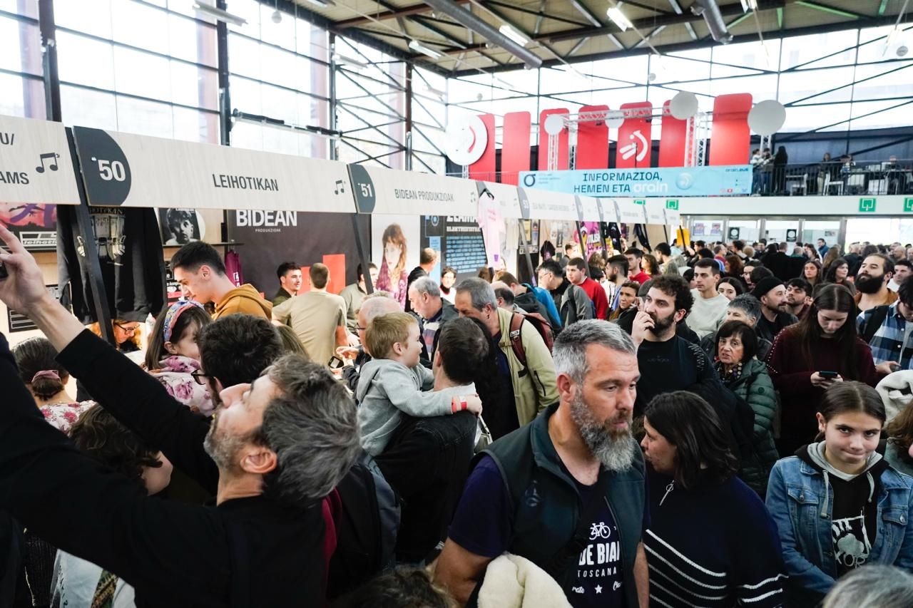 En imágenes: colas para acceder a una Durangoko Azoka a reventar