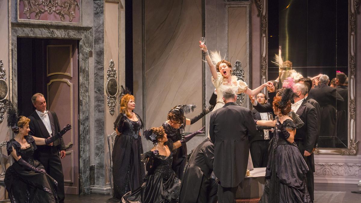 Escena de la ópera 'La Traviata' a cargo de Ópera 2001. Escena de la ópera 'La Traviata' a cargo de Ópera 2001.