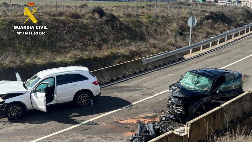 Tres personas heridas graves, una menor, en un choque de dos turismos en Sigüés (Huesca)