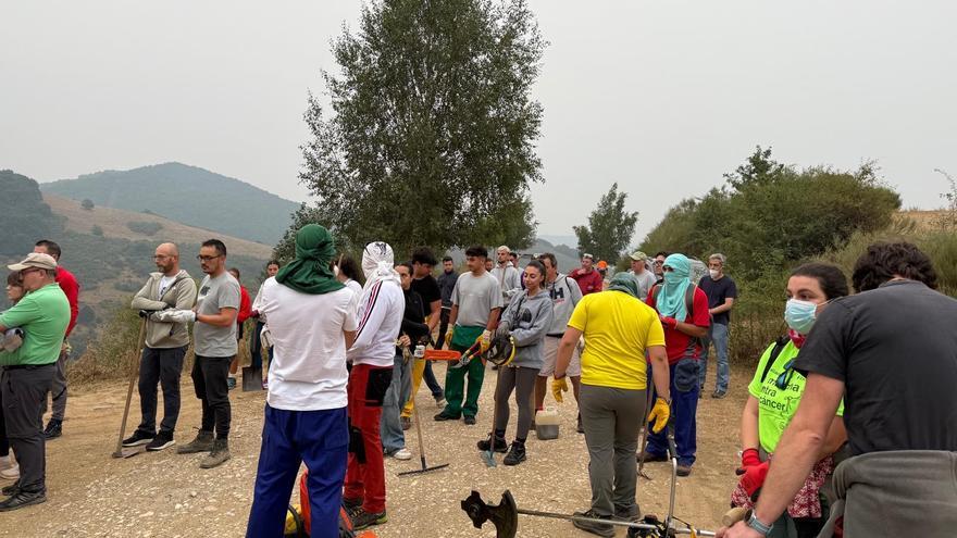 En imágenes: Pesadilla sin descanso: vizcainos ayudan a detener el fuego en pueblos de Castilla y León