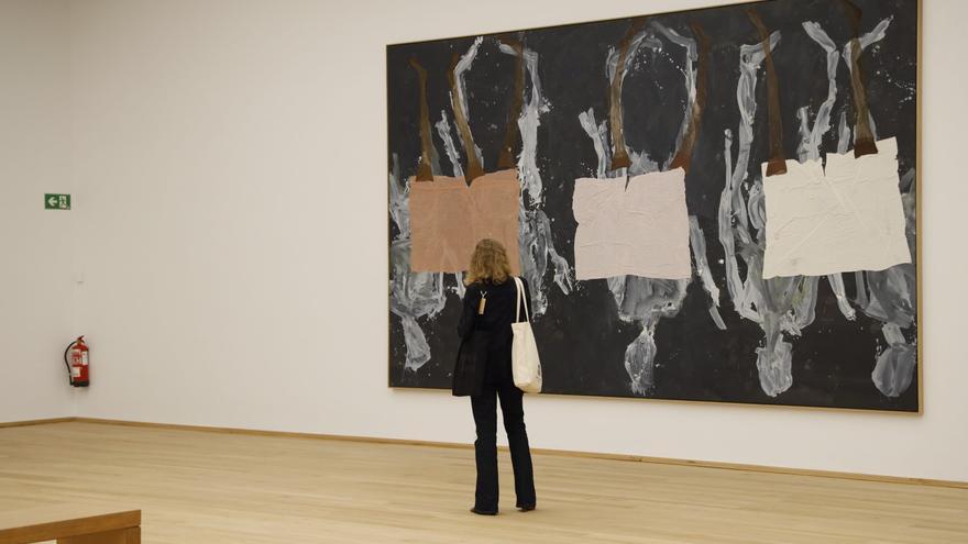 El edificio moderno del Bellas Artes reabre con Baselitz, el artista que decidió pintar el mundo al revés