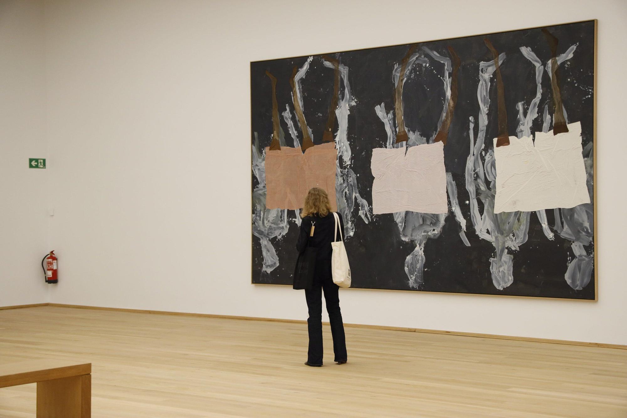 El edificio moderno del Bellas Artes reabre con Baselitz, el artista que decidió pintar el mundo al revés