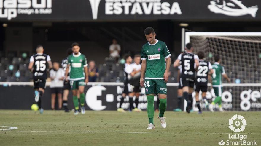 Gorka Guruzeta, cabizbajo en primer plano tras encajar el Amorebieta un gol anotado por el Cartagena.