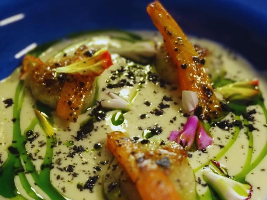 Vieira con beurre blanc de txakoli, pimienta de Espelette y el toque crujiente de los kikos.