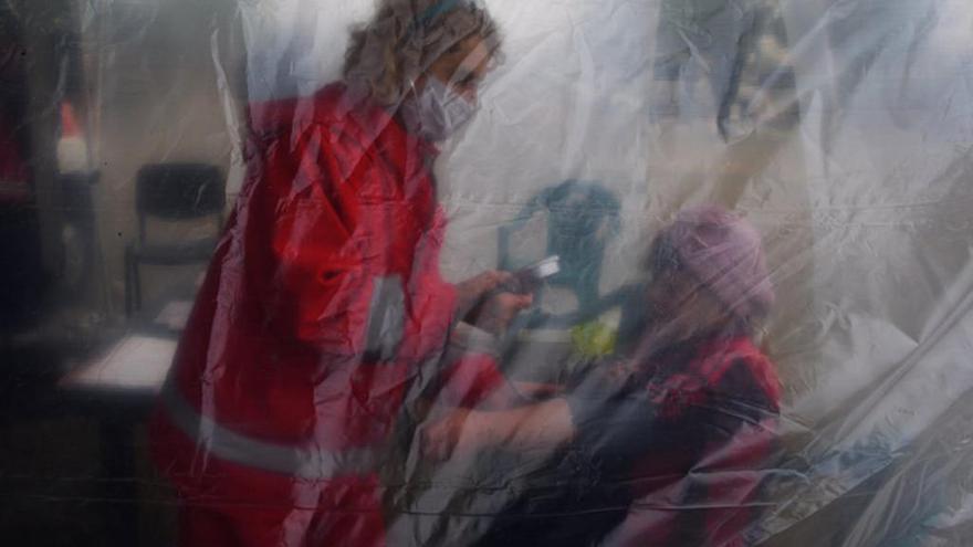 Una mujer es examinada antes de recibir la vacuna anticovid en un pueblo de Bulgaria.