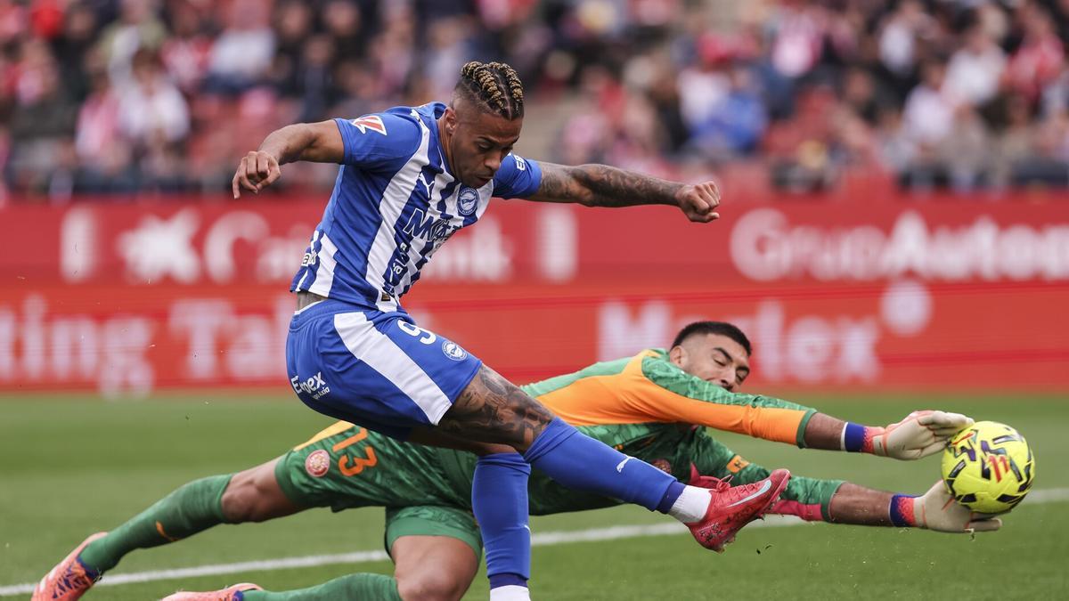 Mariano intenta superar a Gazzaniga durante el Girona-Alavés.