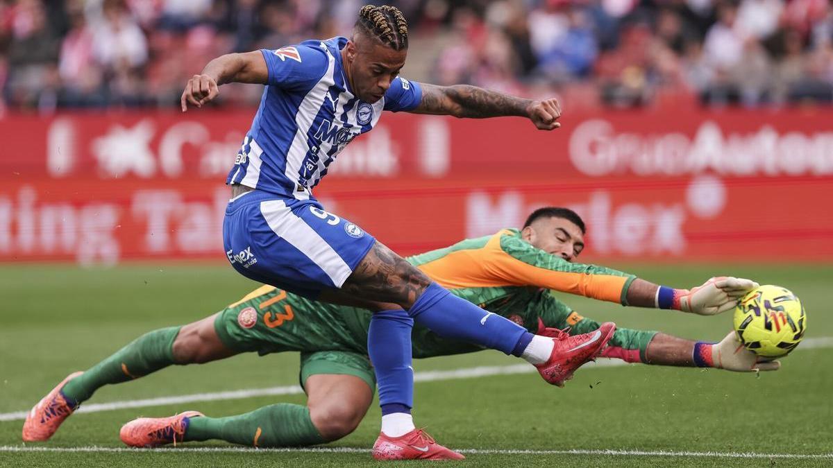 Mariano intenta superar a Gazzaniga durante el Girona-Alavés.