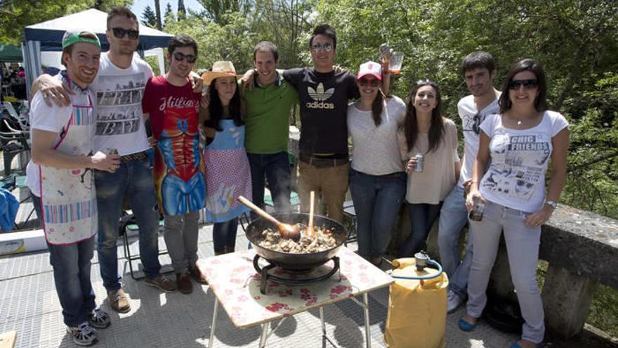 Iker, Imanol, Gorka, Zuriñe, Javi, Iñaki, Maider, Saioa, Ignacio y Amaia, antes de sentarse a la mesa.