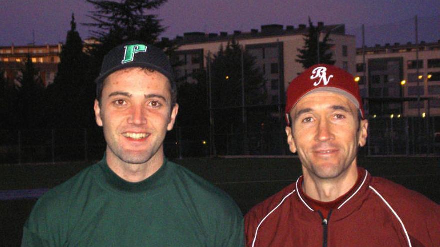 Txetxo San Martín (izq), entrenador del Pamplona, y Miguel Erroz (dcha), técnico del Béisbol Navarra.