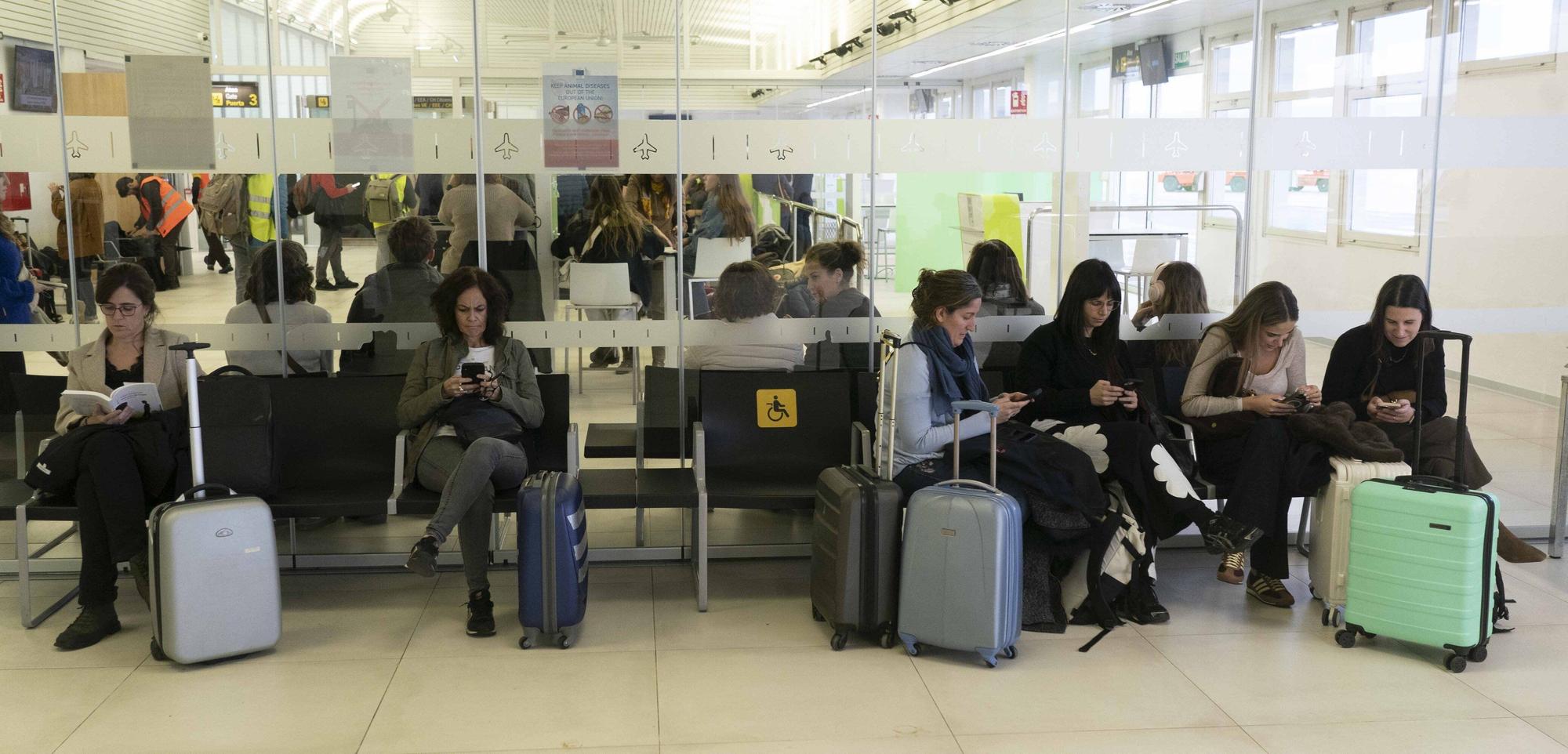 En imágenes: Foronda estrena los vuelos regulares a Barcelona y Madrid