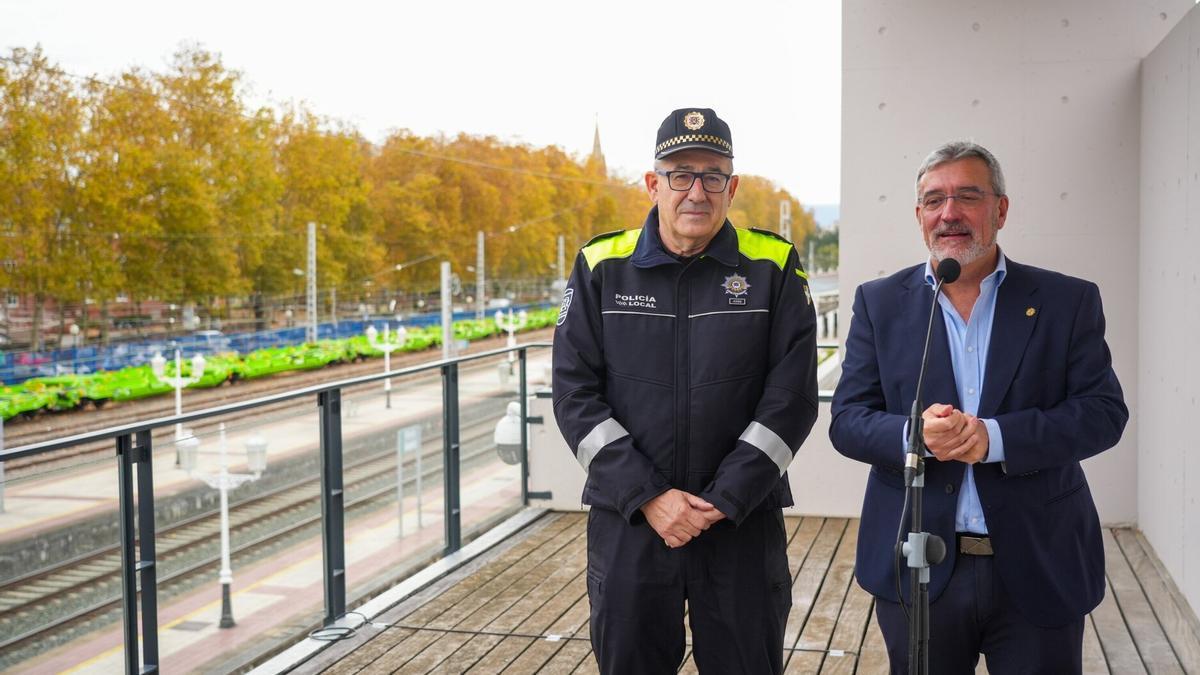 Visita del concejal de Seguridad y el nuevo intendente de la Policía Local a la comisaría de José Erbina