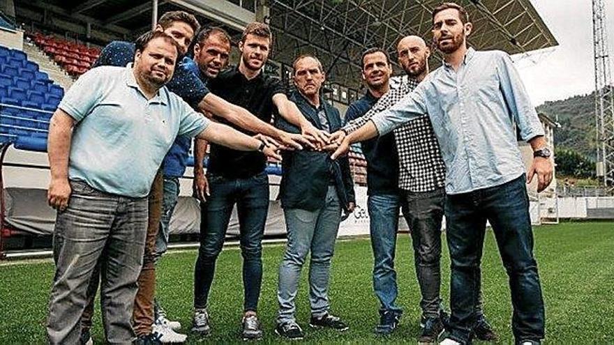Garagarza, en medio de su equipo, que posó ayer en Ipurua.