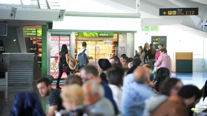 Pasajeros esperan en el aeropuerto de Loiu