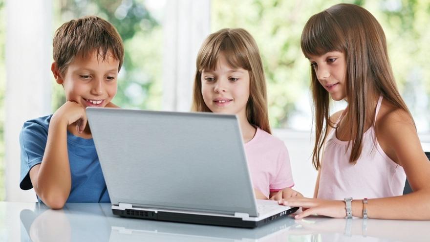 El comisario europeo de Justicia avisa de los riesgos de las redes sociales en los menores: "Deben estar protegidos"