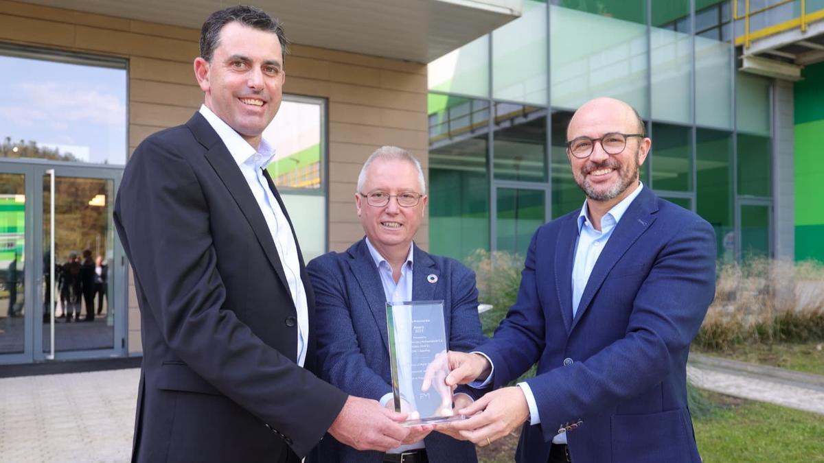 Christopher Dempsey, José Ignacio Asensio y Rafael Guinea posan con el premio para la incineradora de Zubieta