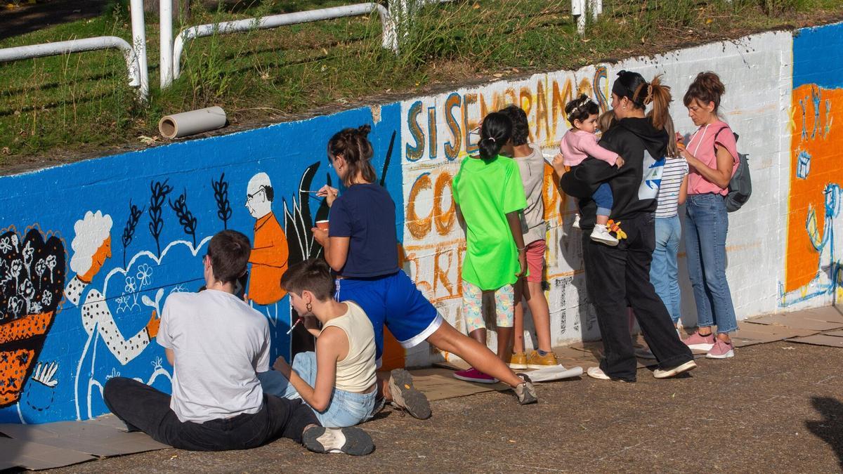 Niños y niñas, jóvenes y hasta madres han participado en este mural de barrio.