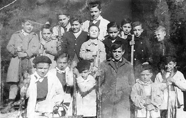 Pidiendo en Santa Agueda allá por los años 20 del siglo XX en Amurrio