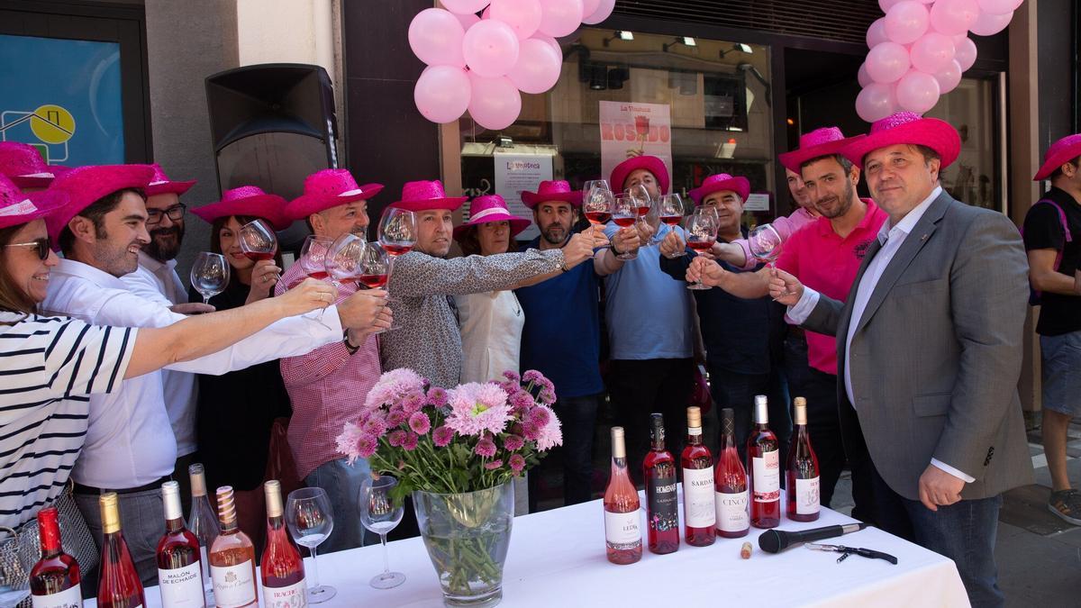 13.00 horas aproximadamente (la fiesta es de 12.30 a 14.30 horas) en la calle Chapitela: Se celebra la Fiesta del Rosado de Navarra. Con Luis Olaverri (615 244 734) y su hijo Rubén (659 179 232), dueños de la Vinoteca y responsables de esta fiesta que lleva 13 ediciones. Para portada de vecinos con ellos dos (vertical y horizontal) + fotos de ambiente (además de la vertical principal, hay maquetadas dos fotos horizontales). Estará Mikel Bernués.PATXI