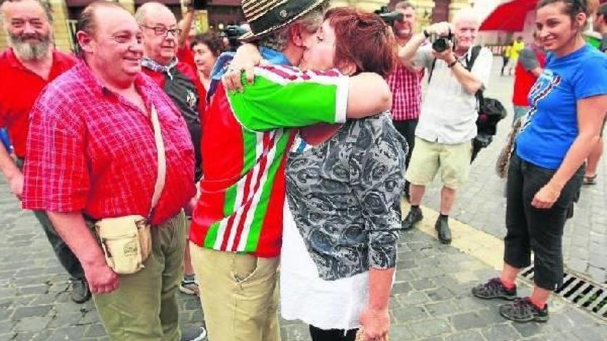Jone Artola recibe el apoyo de miembros de las comparsas de Bilbao el pasado martes en la plaza del Arriaga.