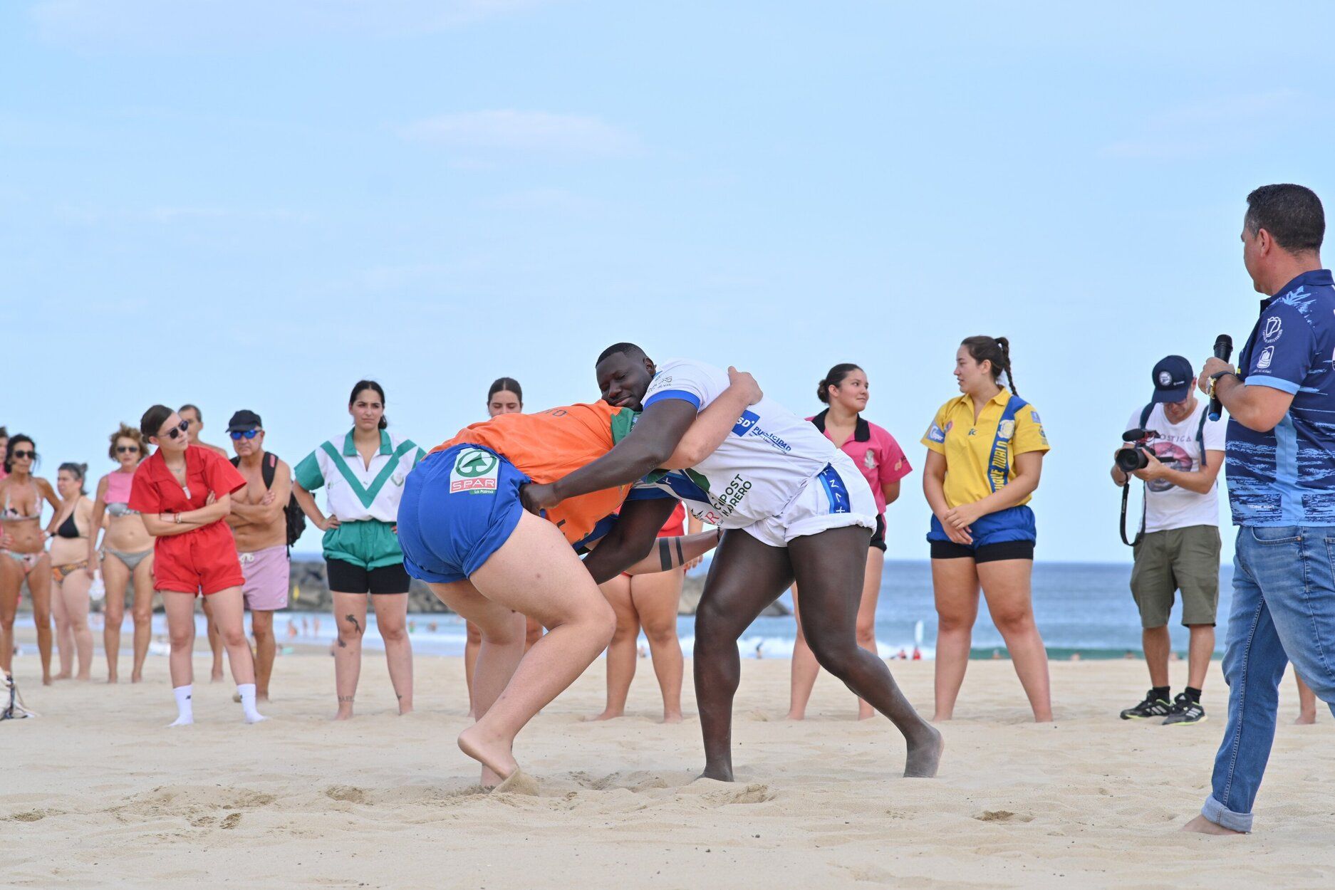 Espectacular exhibición de lucha canaria en la playa de la Zurriola