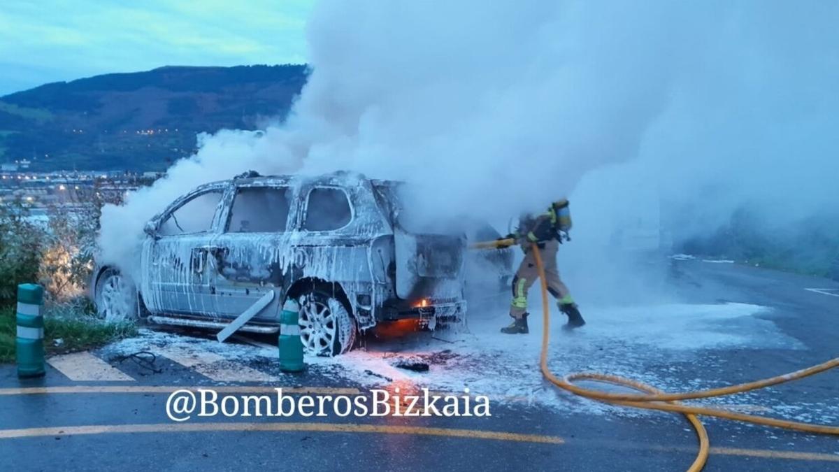 Bomberos apagan un fuego en un coche tras la quema de seis vehiculos en Sestao