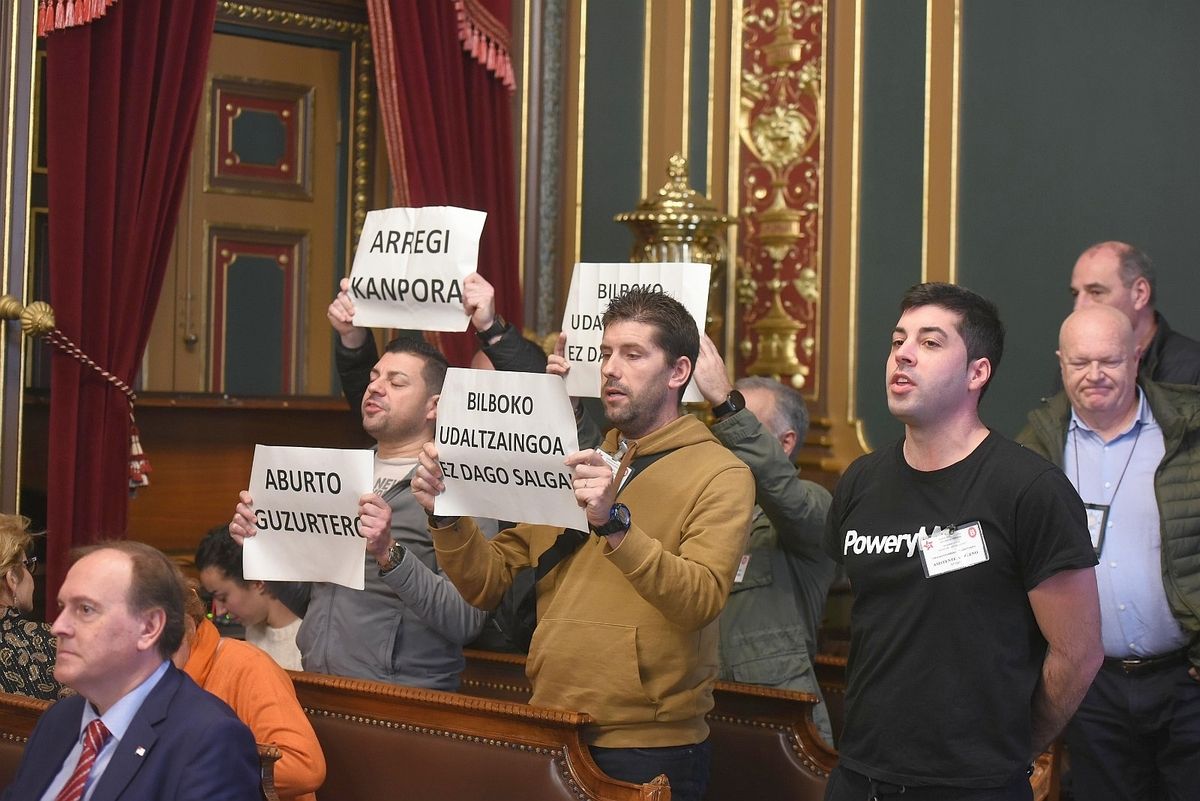 Seis policías municipales son expulsados del pleno de Bilbao por sus compañeros