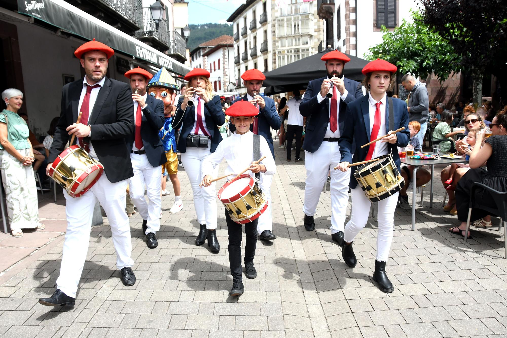 Elizondo celebra su día grande con bailes de gigantes y mutildantzak