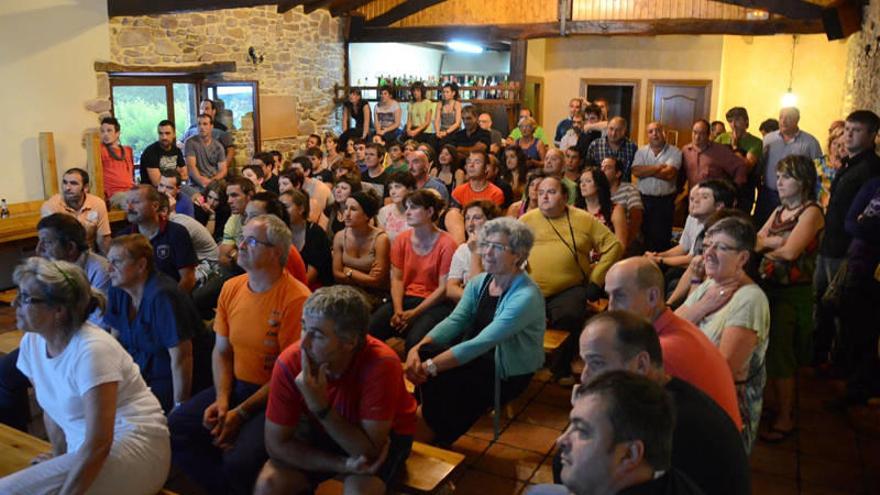 Los vecinos se reunieron en asamblea después de la sesión municipal para decidir las acciones a emprender.