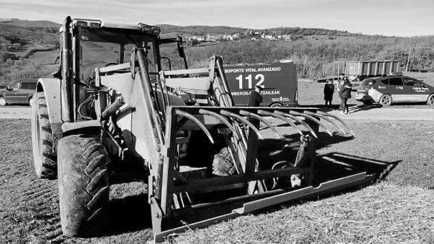 Imagen del tractor y del apero con el que resultó herido el trabajador.