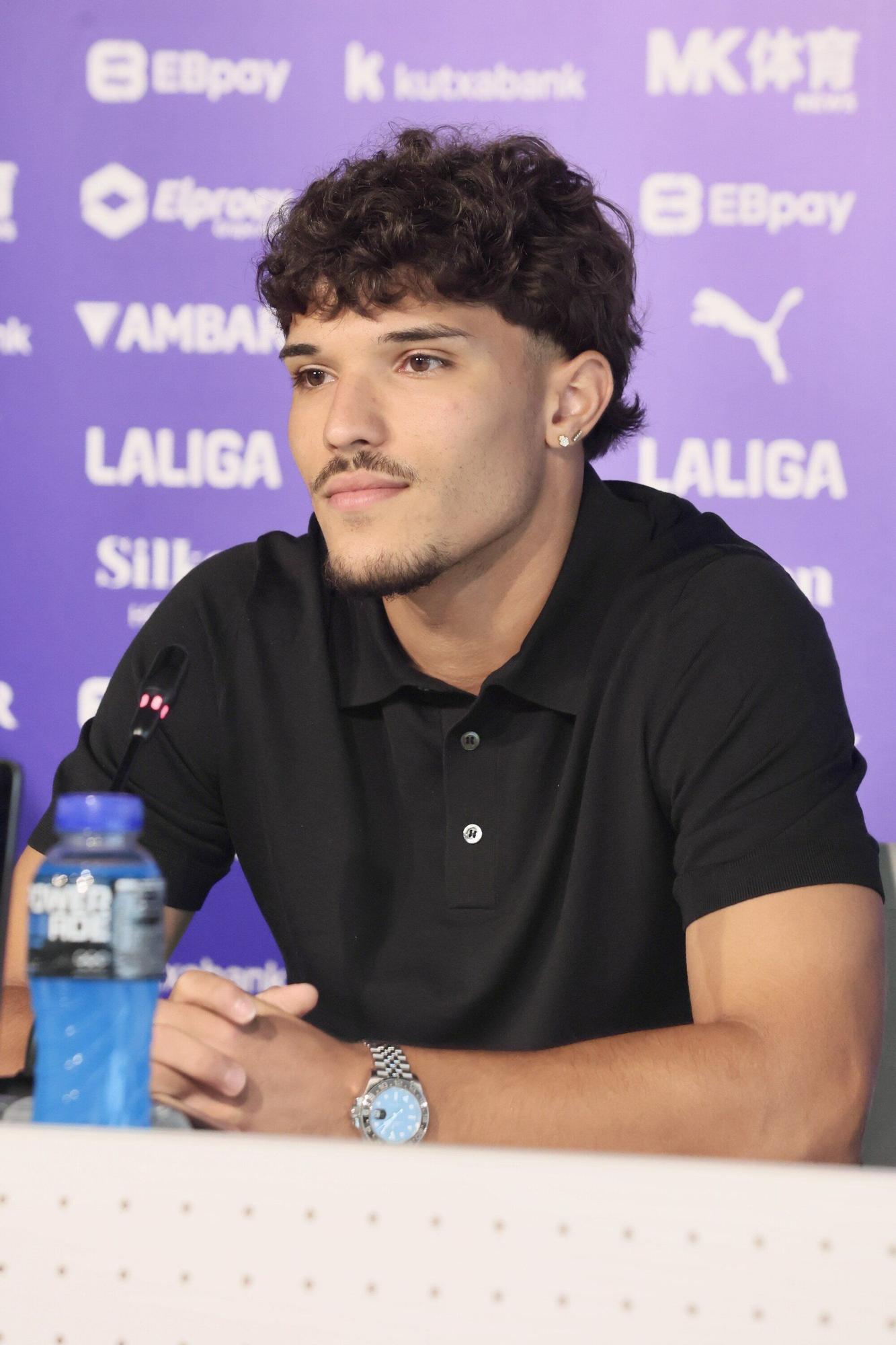 En imágenes: La presentación de Youssef Enríquez como jugador del Alavés