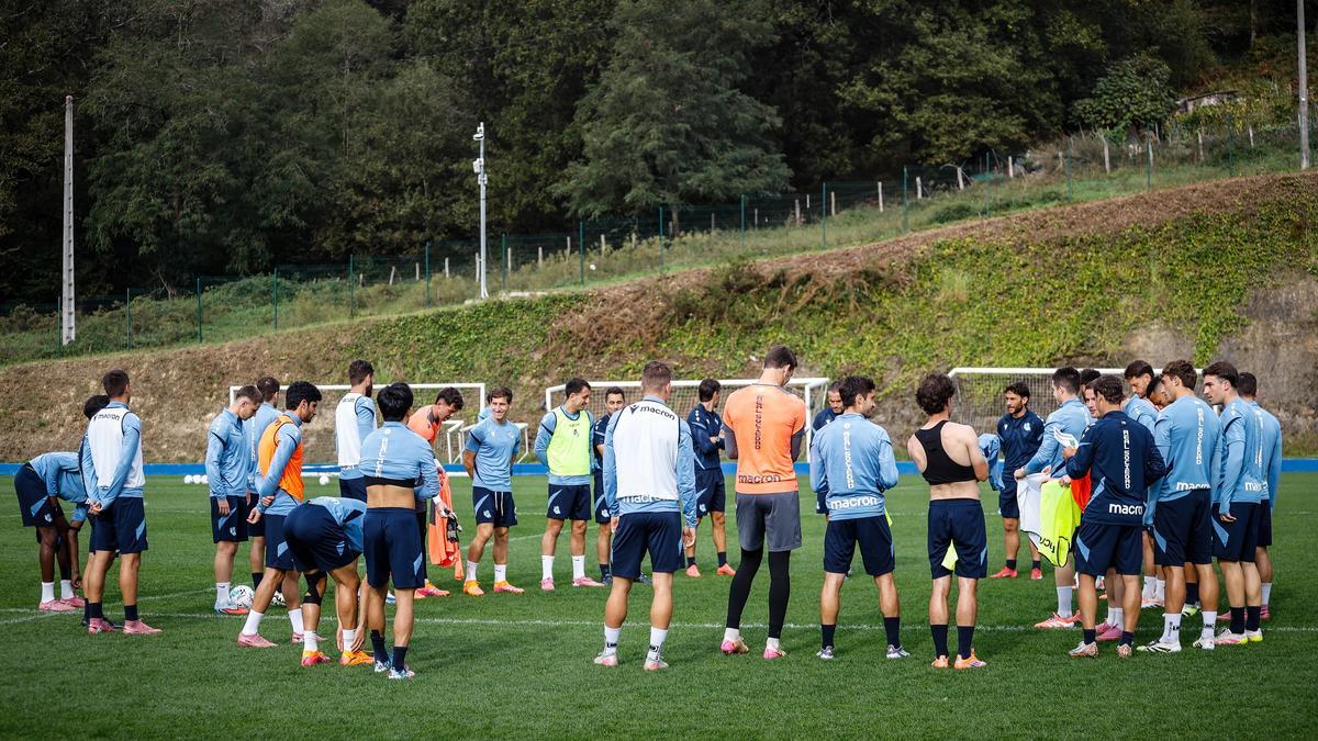 Los jugadores de la Real atienden a Sergio Francisco, antes del entrenamiento de este viernes en Zubieta.