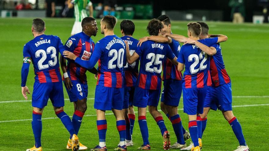 Los jugadores del Eibar celebran el tanto de Inui, luego anulado por el VAR.