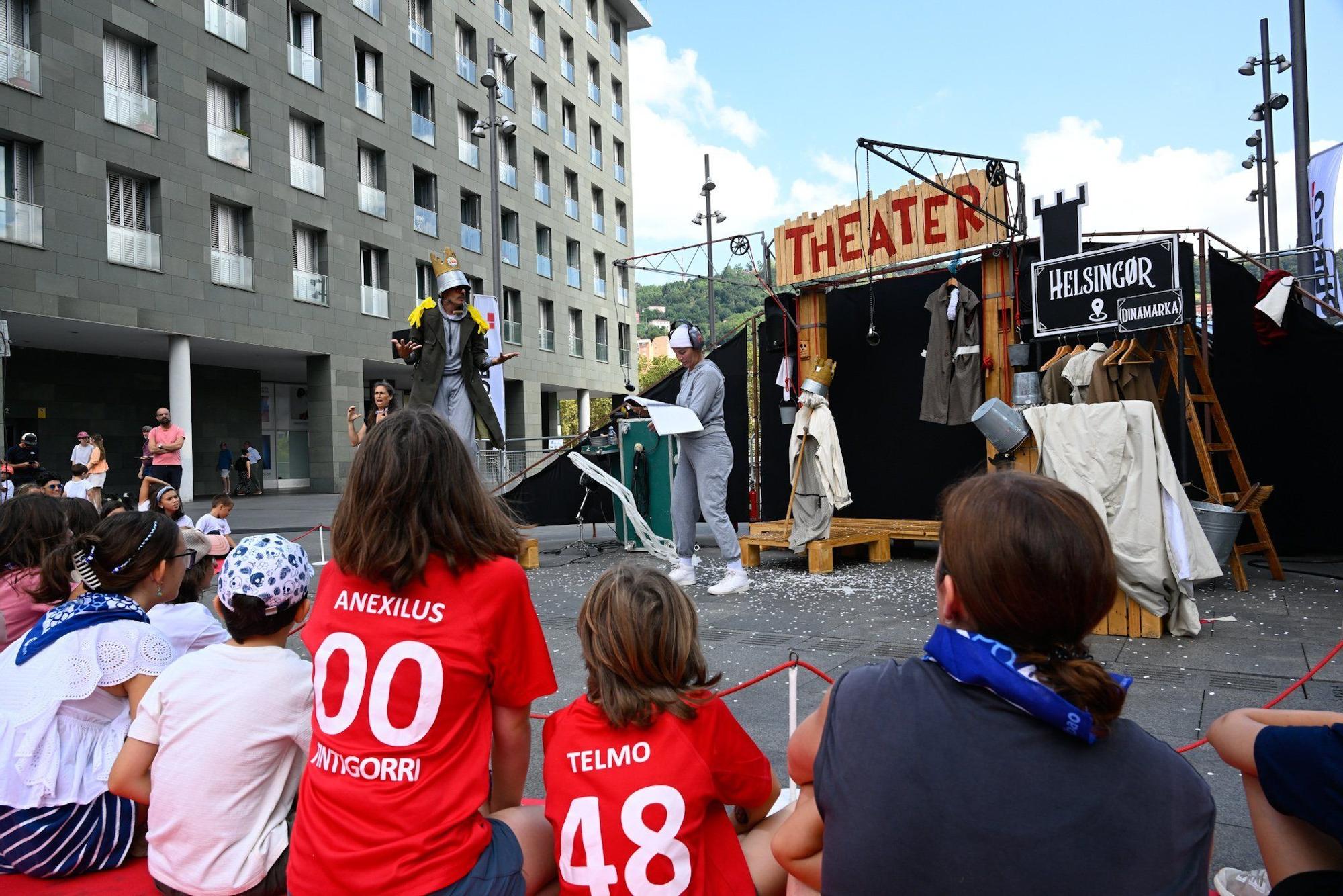 En imágenes: el teatro sale a la calle en Aste Nagusia