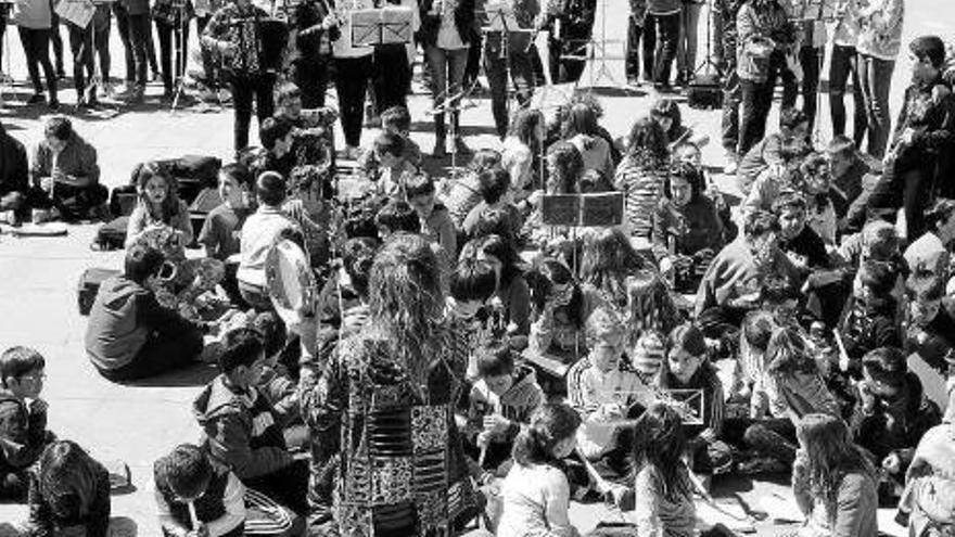 150 txikis defienden el papel de la música
