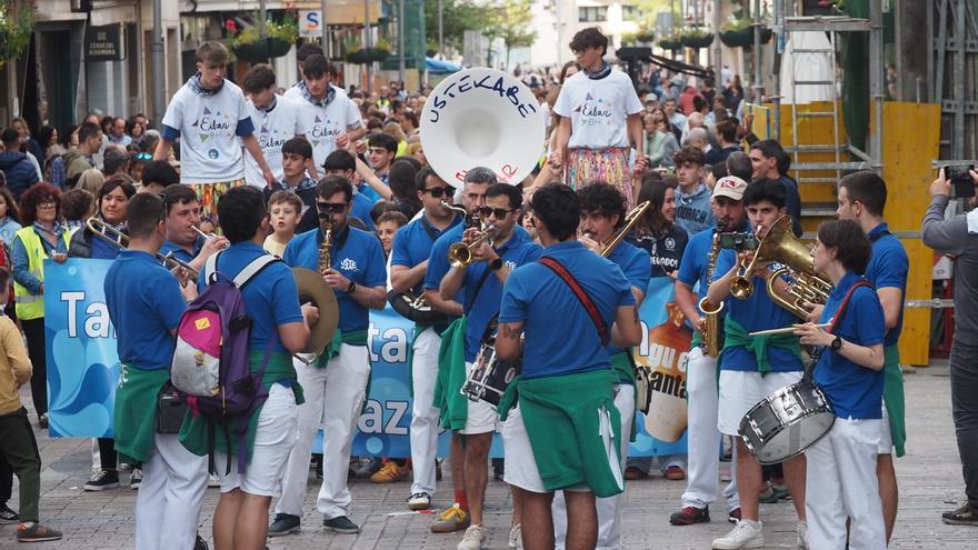 El presente y el pasado de la txaranga Ustekabe tomarán el centro de Eibar el sábado para festejar su 25 aniversario