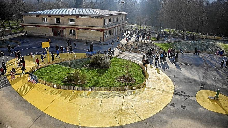 Imagen del nuevo patio renaturalizado del colegio público de San Jorge.  | FOTO: IÑAKI PORTO