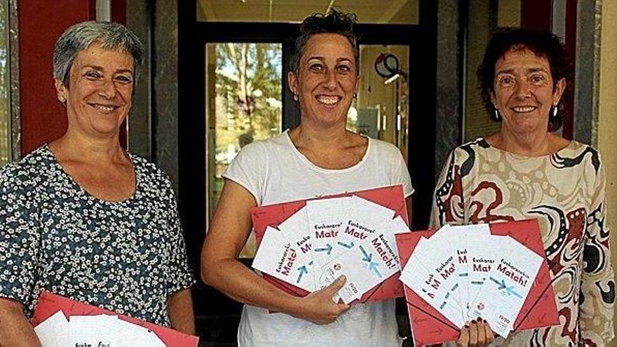 Irune Urbieta eta Zarauzko Udal Euskaltegiko arduradunak, atzo.
