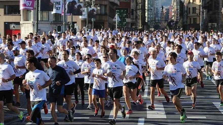Los miles de corredores de la Herri Krosa inundaron las calles de Bilbao