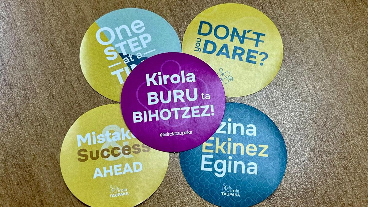 Pegatinas que regala a los niños tras las sesiones.