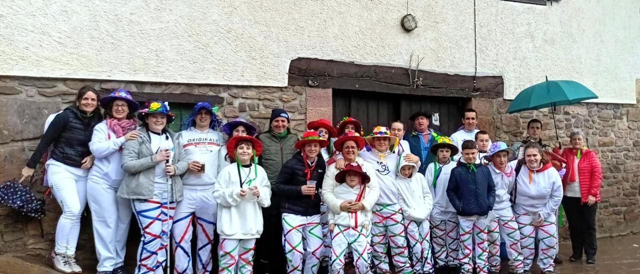Jóvenes de Elizondo y Elbete celebran el carnaval de Bagordi bajo lluvia