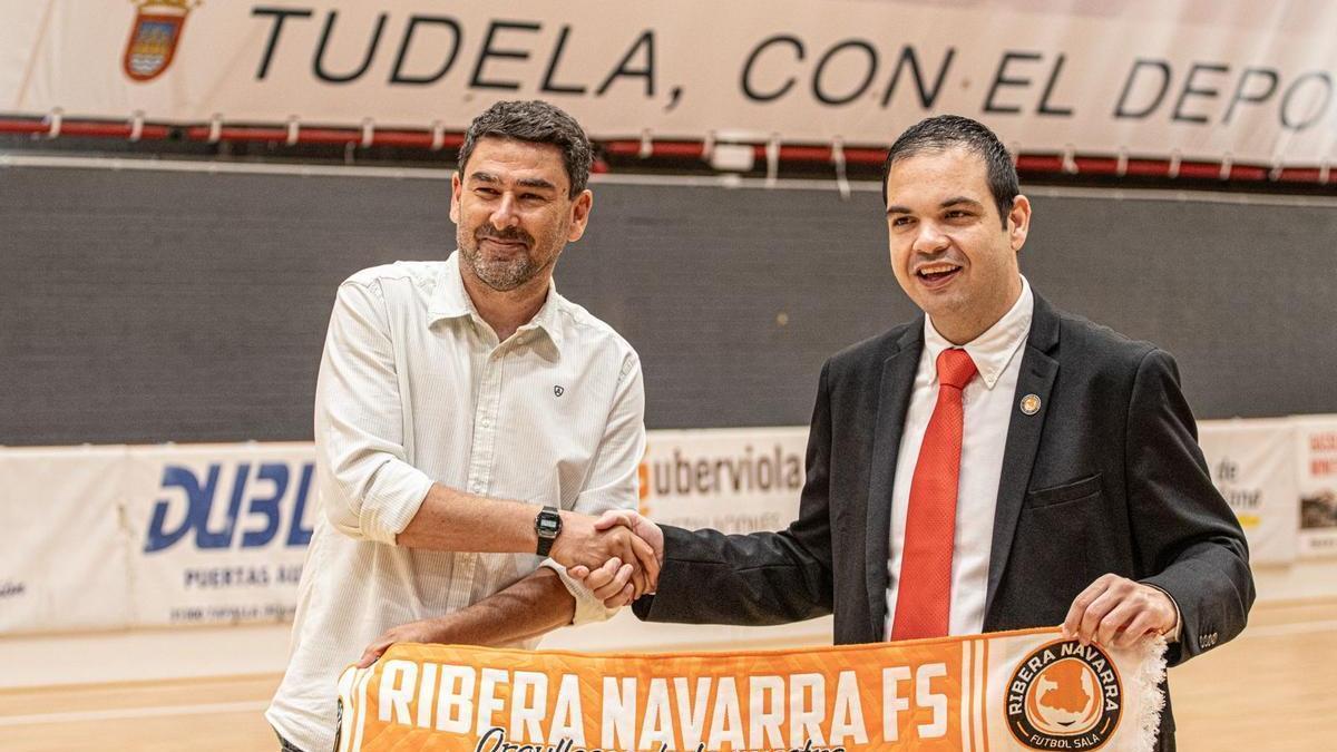 Daniel Ibañes y Ramón Lázaro, en la presentación del entrenador.
