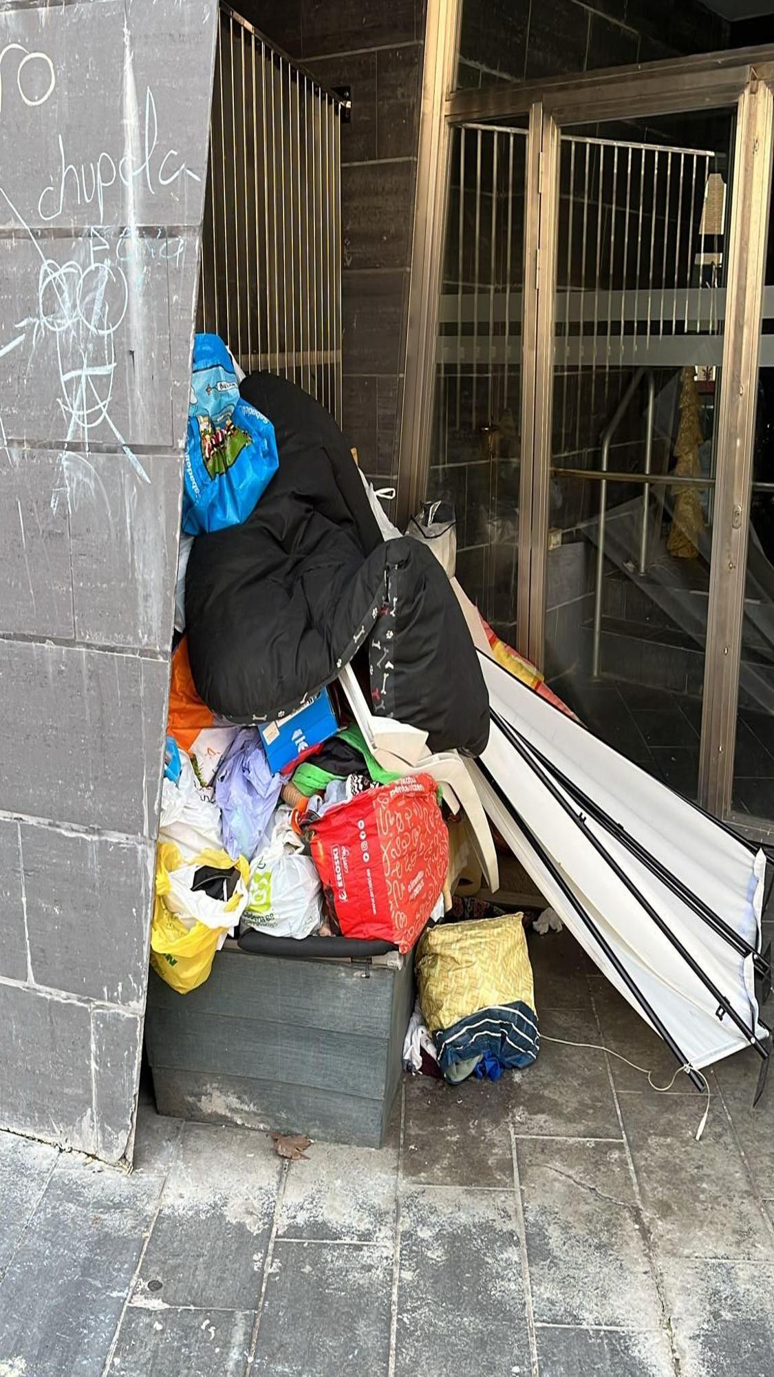 Enseres acumulados junto a los columpios.