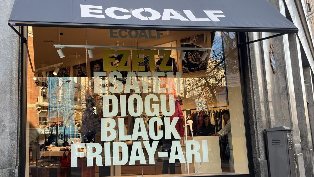 Cartel contra el Black Friday en la tienda de Ecoalf de la Gran Vía de Bilbao