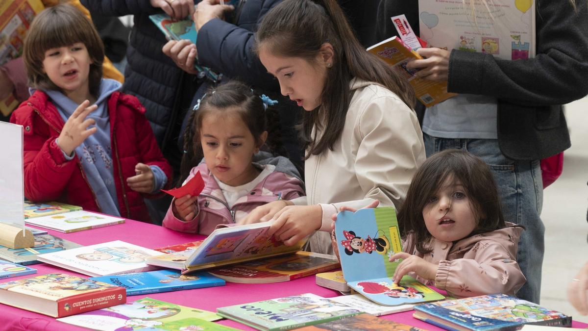 El Iradier, convertido en mercado de trueque de libros
