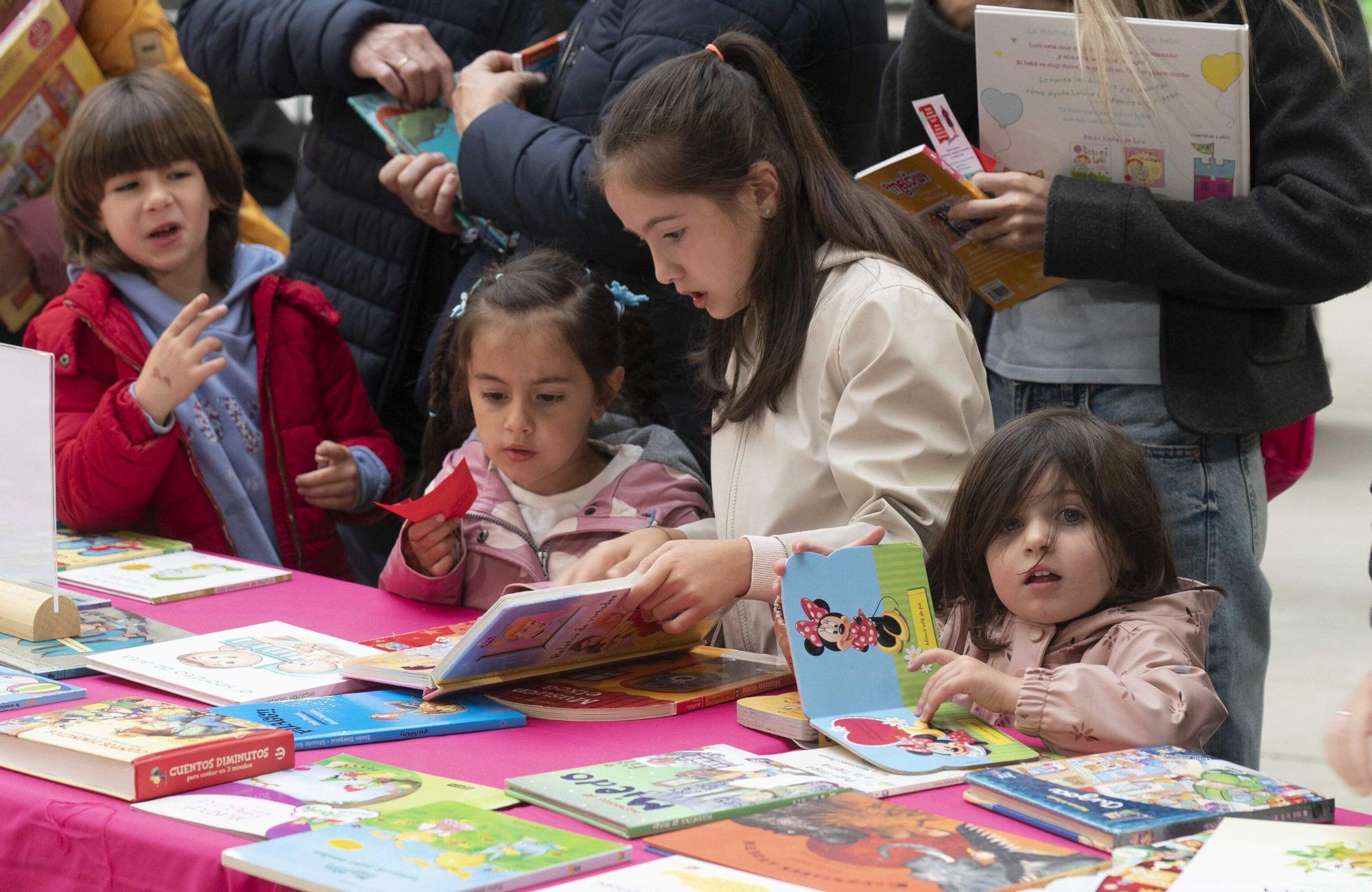 El Iradier, convertido en mercado de trueque de libros