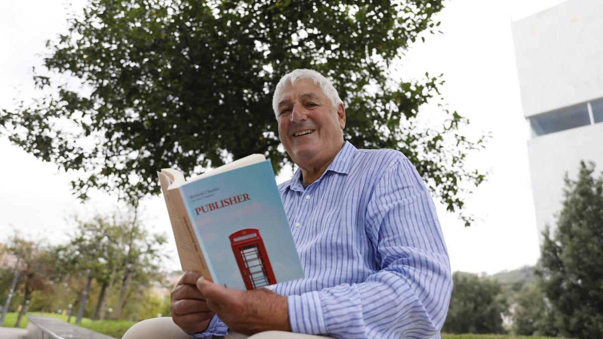 El editor Richard Charkin posa con su libro &#039;Publisher&#039;.