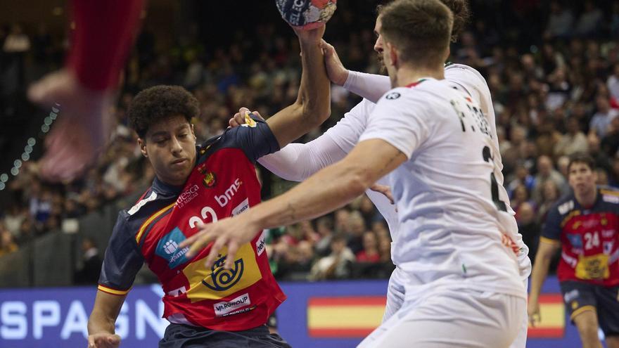 La selección española quiere ganar el 'derbi' y una bola extra en el Europeo