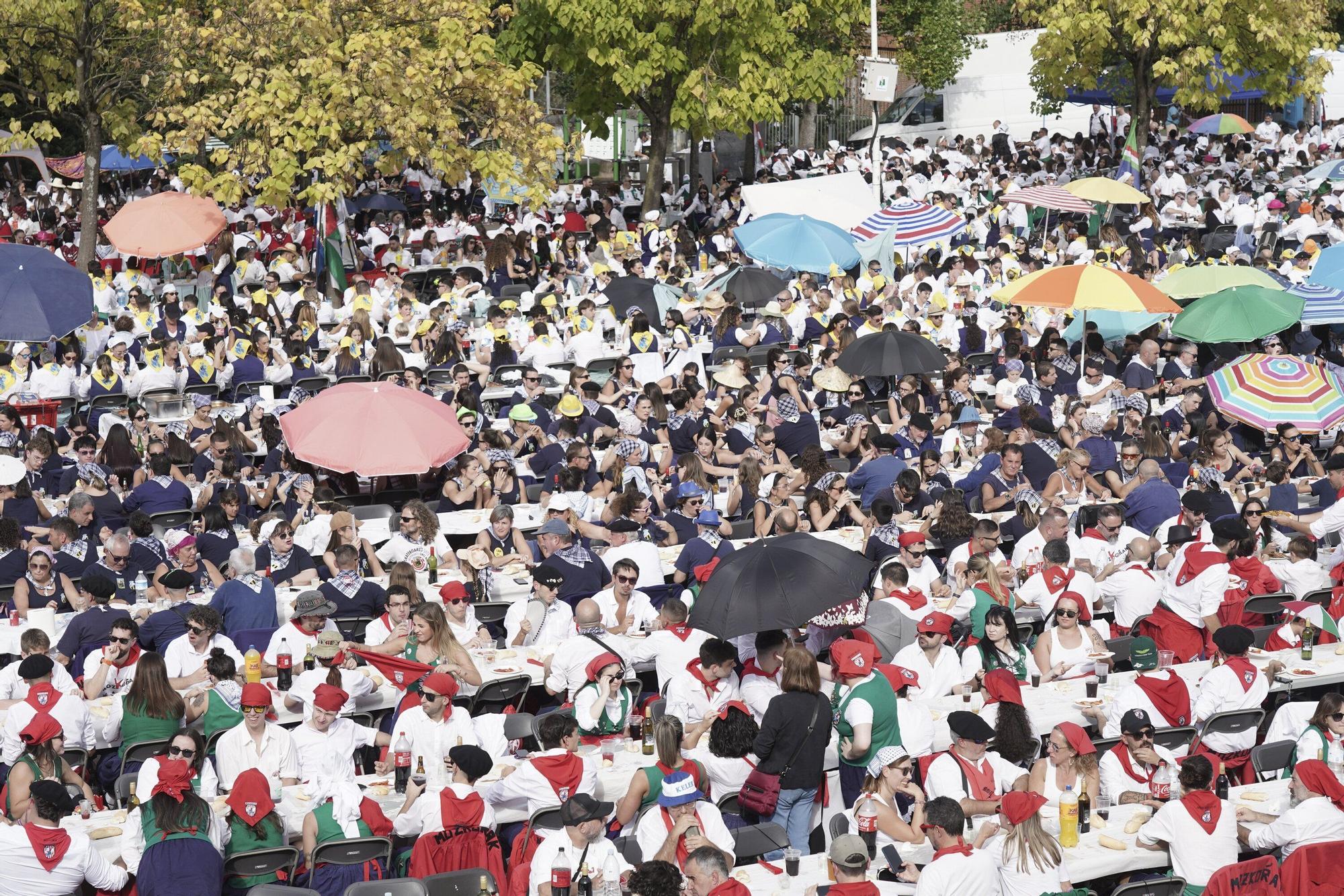 Más de 3.600 personas en la comida de cuadrillas de Basauri: “Es es indescriptible, se nos está yendo de las manos”