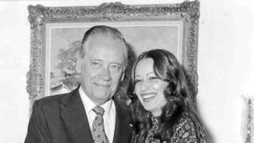 A la derecha, Urrutikoetxea, en Caracas con un retrato de Simón Bolívar a su espalda; a la izquierda, con su hija Iruña. Fotos: Familia Urrutikoetxea